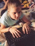 muchacha con computardora