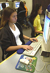 las niñas sentados en frente de la computadora